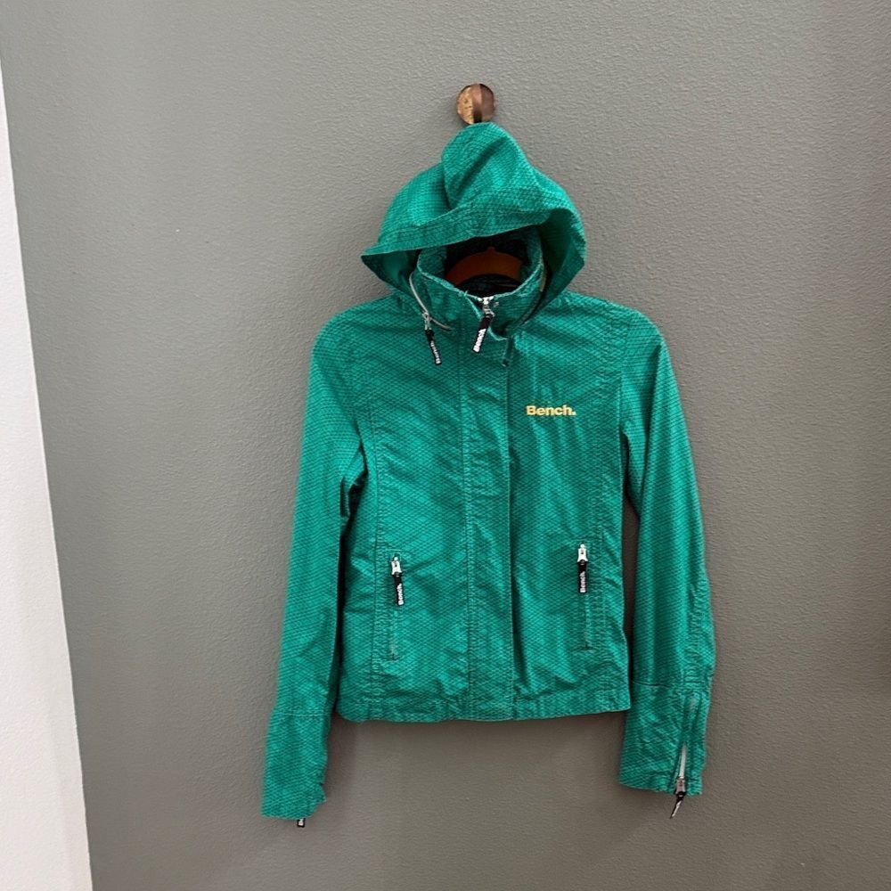 NWOT Bench Windbreaker Hooded Jacket Womens S Green